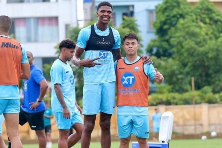 降维打击！2米06世界最高中锋哈德林加盟越南联 首秀替补梅开二度