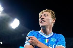 镜报：那不勒斯迫切希望冬窗3800万镑提前买断霍伊伦，曼联已同意