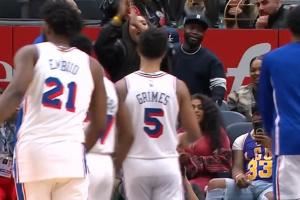 一蹦三尺高！76人加时反超 恩比德冲锋进场庆祝！