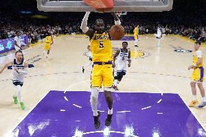 面对文班不落下风！艾顿上半场7中4得到10分4板1断