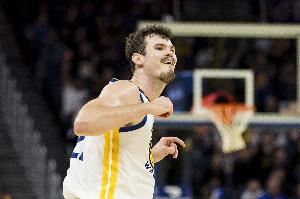 波斯特高位送击地妙传撕开防线 希尔德接球轻松上进